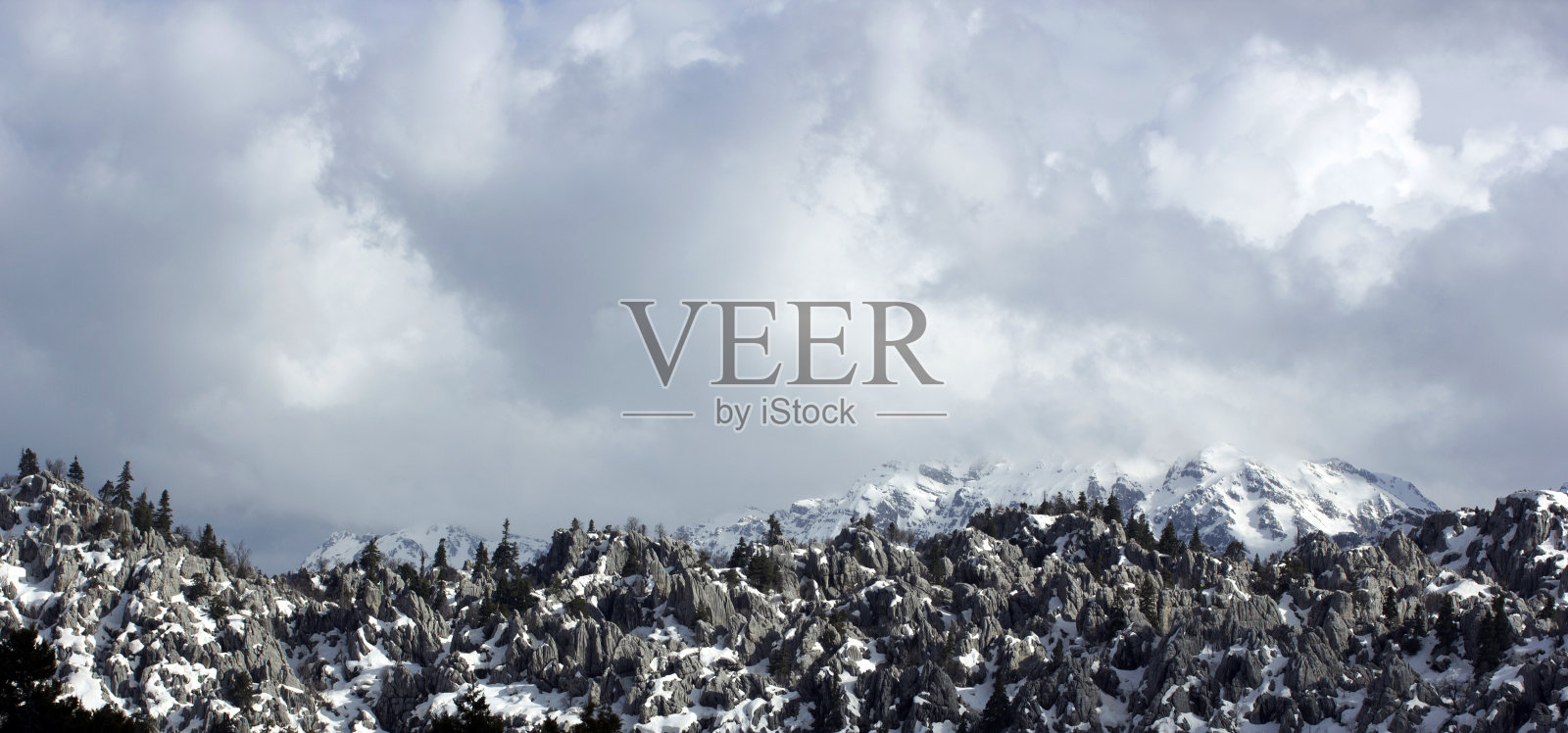 阴天雪山覆盖照片摄影图片