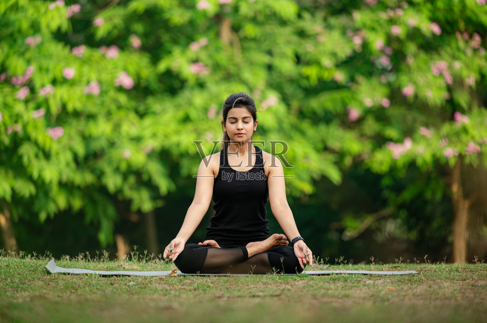 年轻女子在户外公园冥想照片摄影图片