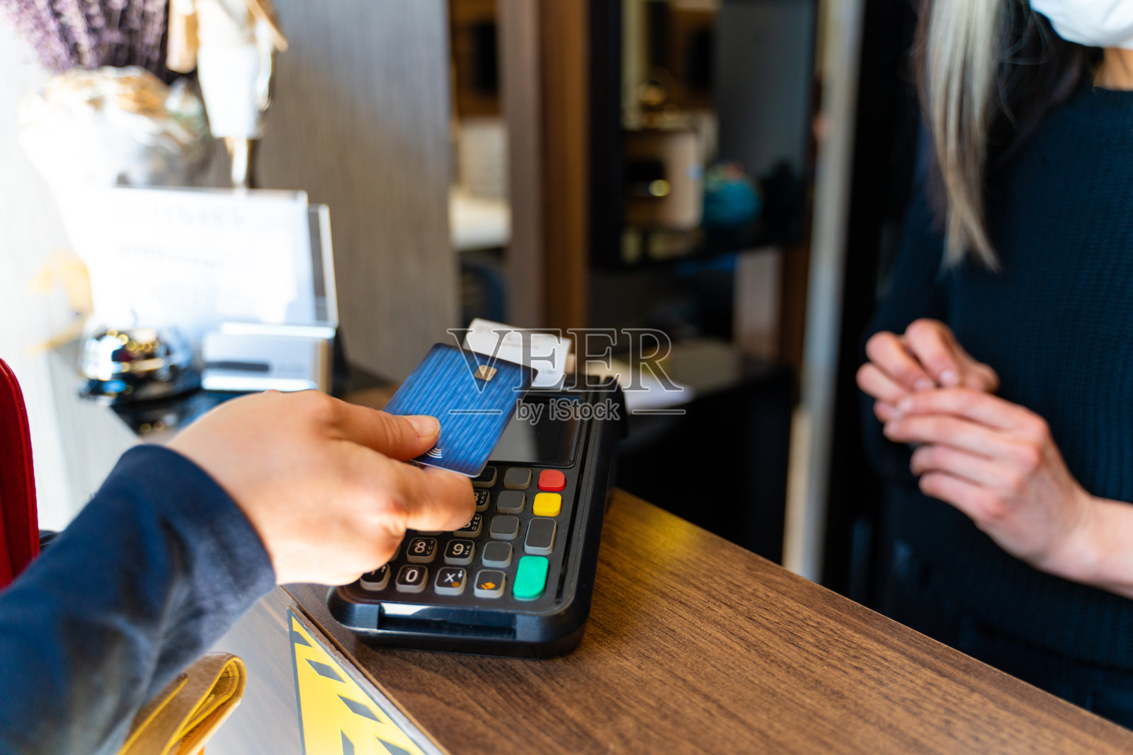 在收银台使用非接触式信用卡付款照片摄影图片