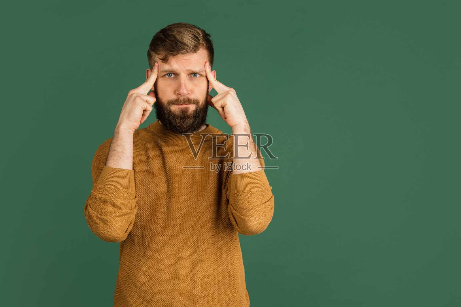 白人男子的肖像孤立在绿色的工作室背景与拷贝空间照片摄影图片