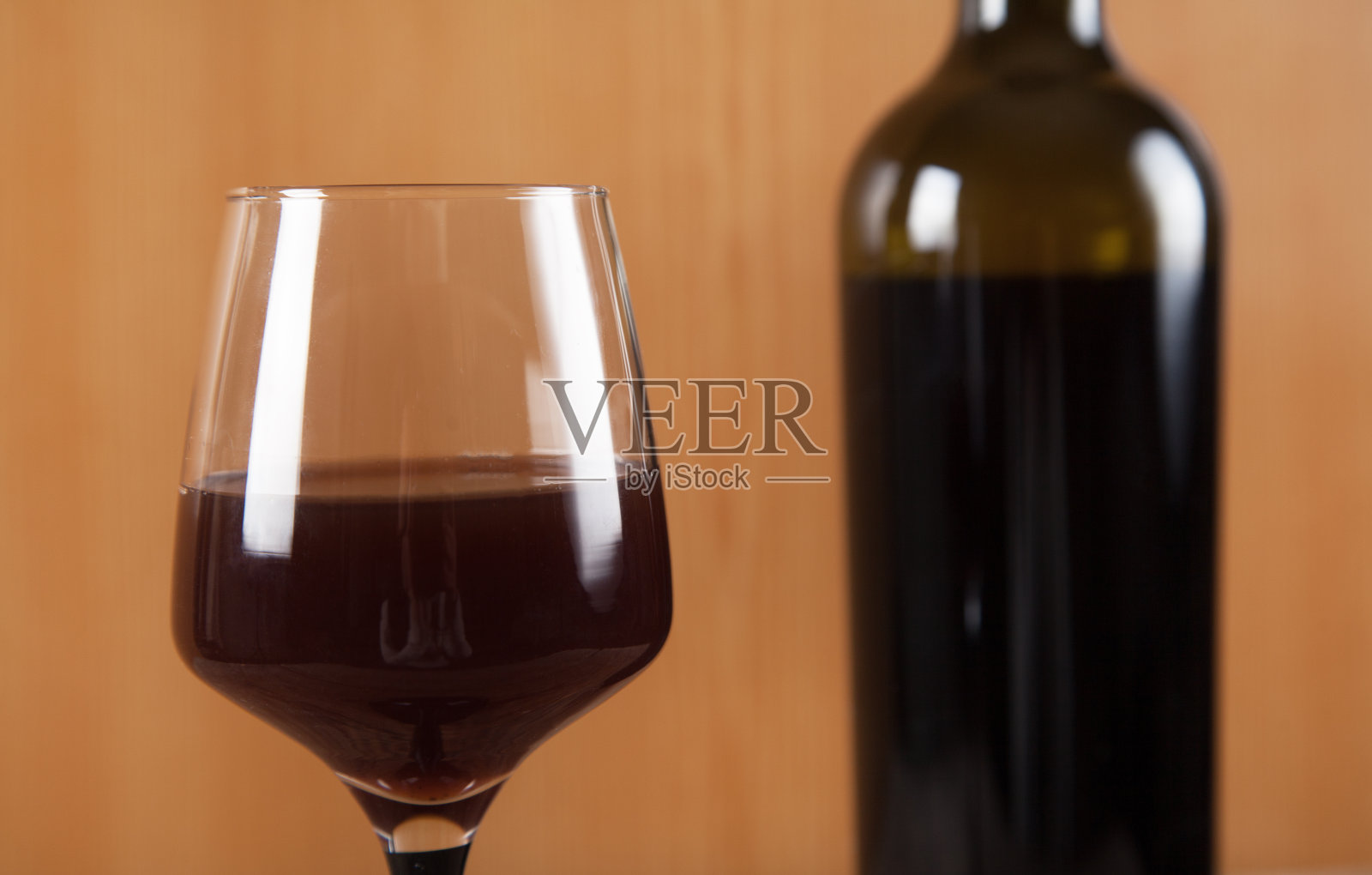 木制背景上的瓶子、玻璃杯和葡萄酒。照片摄影图片