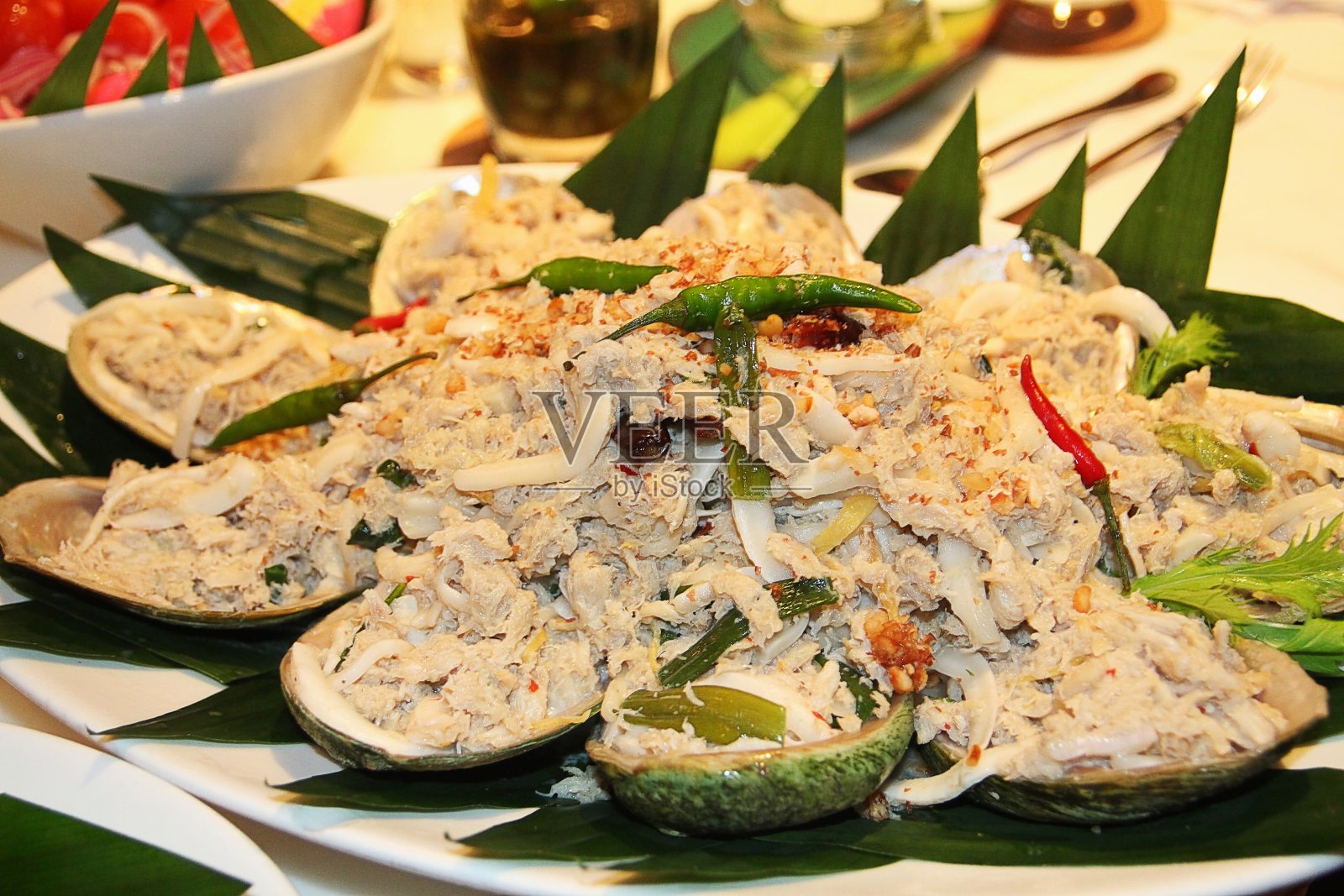 自助餐上的带壳牡蛎照片摄影图片