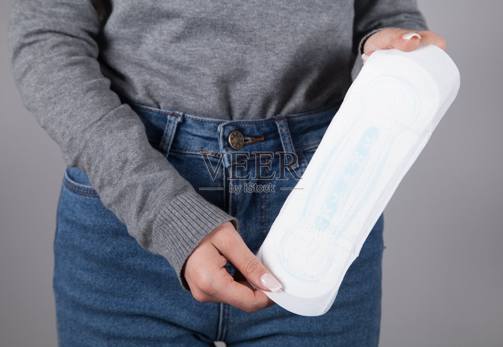 年轻女子拿着月经垫。照片摄影图片