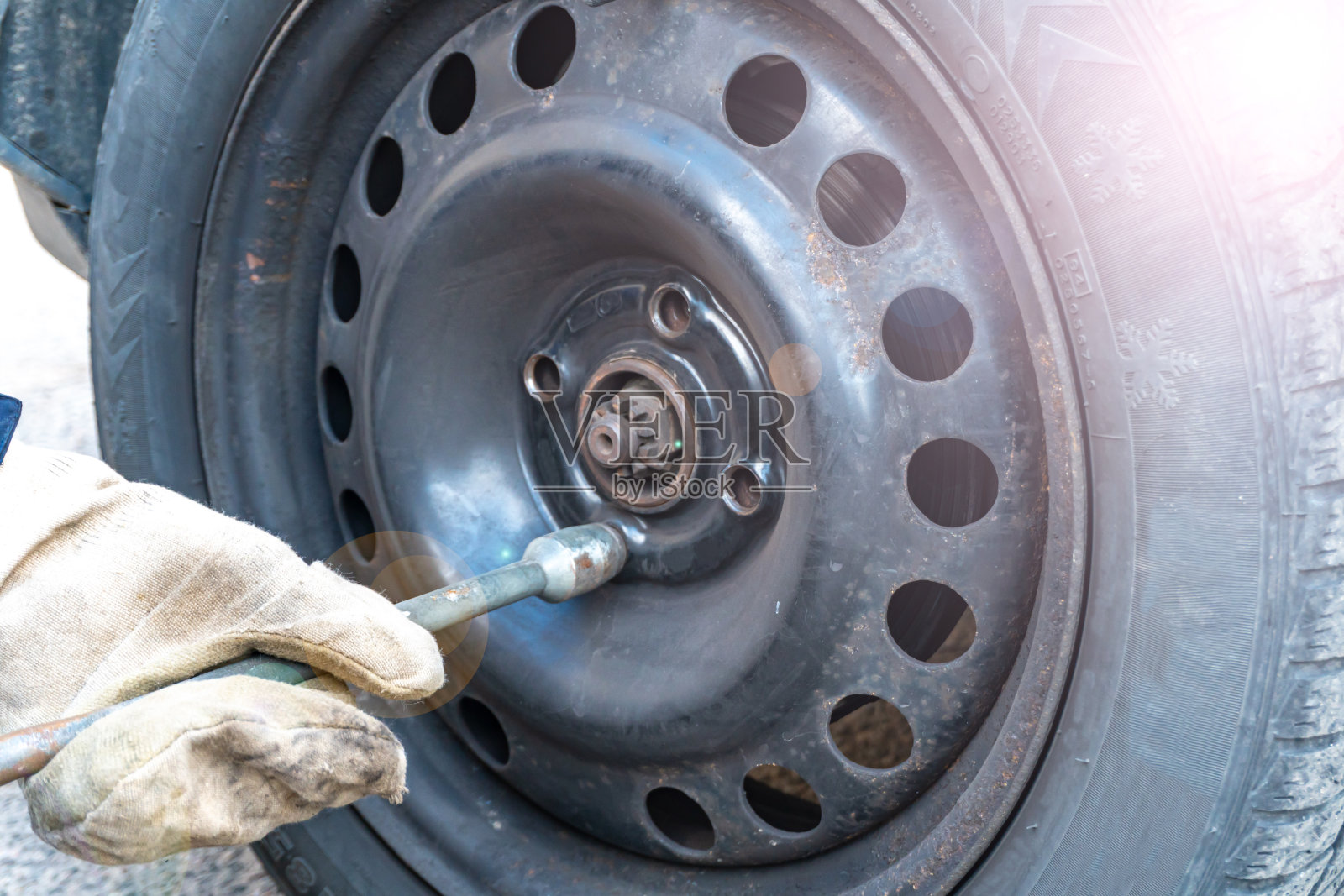 冬季轮胎特写:更换轮胎照片摄影图片
