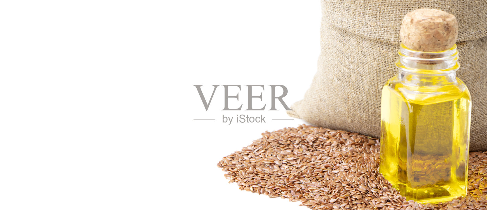 亚麻精油。一瓶亚麻油。亚麻在一袋孤立的白色背景上…健康食品。素食食物。超级食物和维生素。本空间照片摄影图片