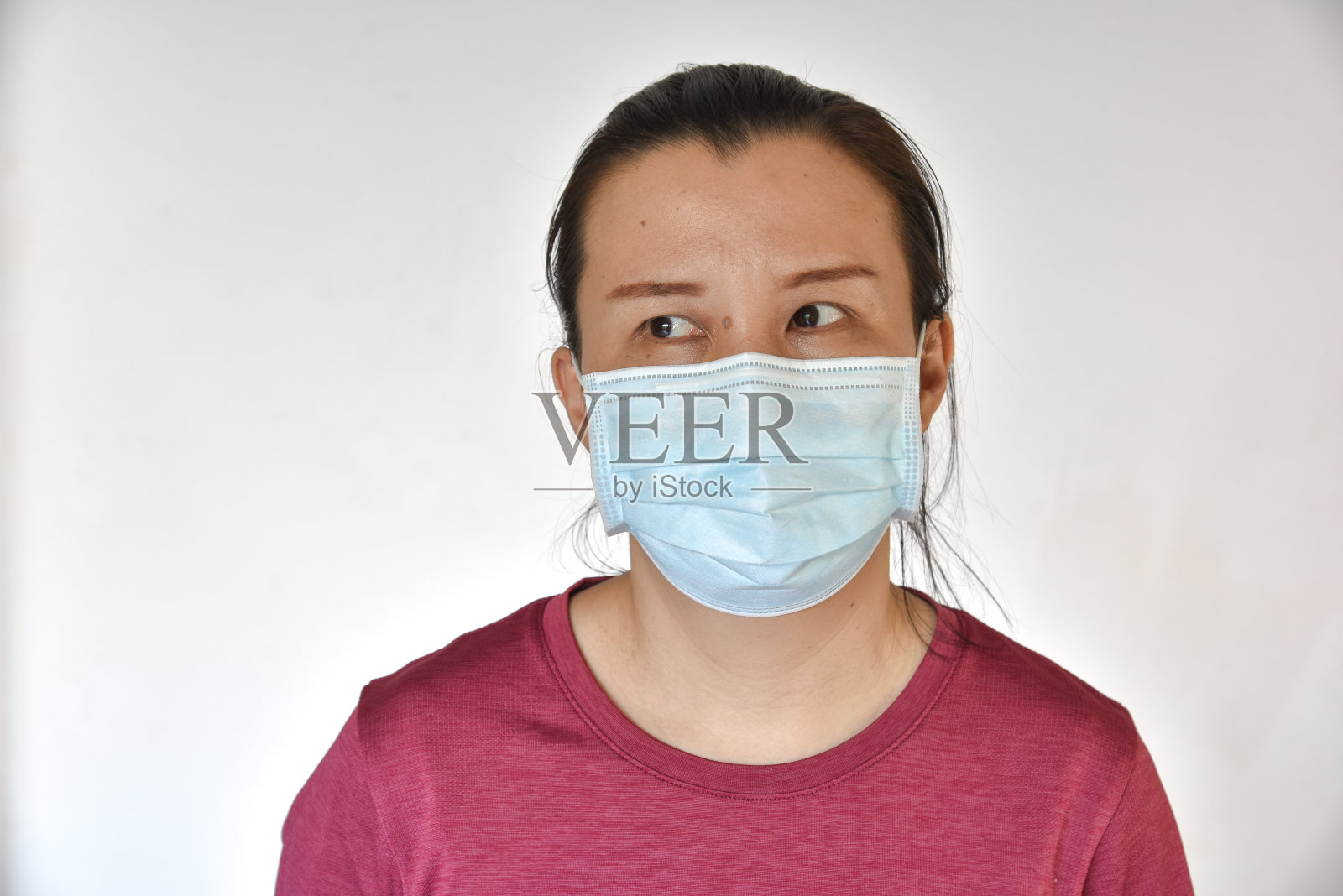 亚洲女人厌倦了戴防护面具照片摄影图片