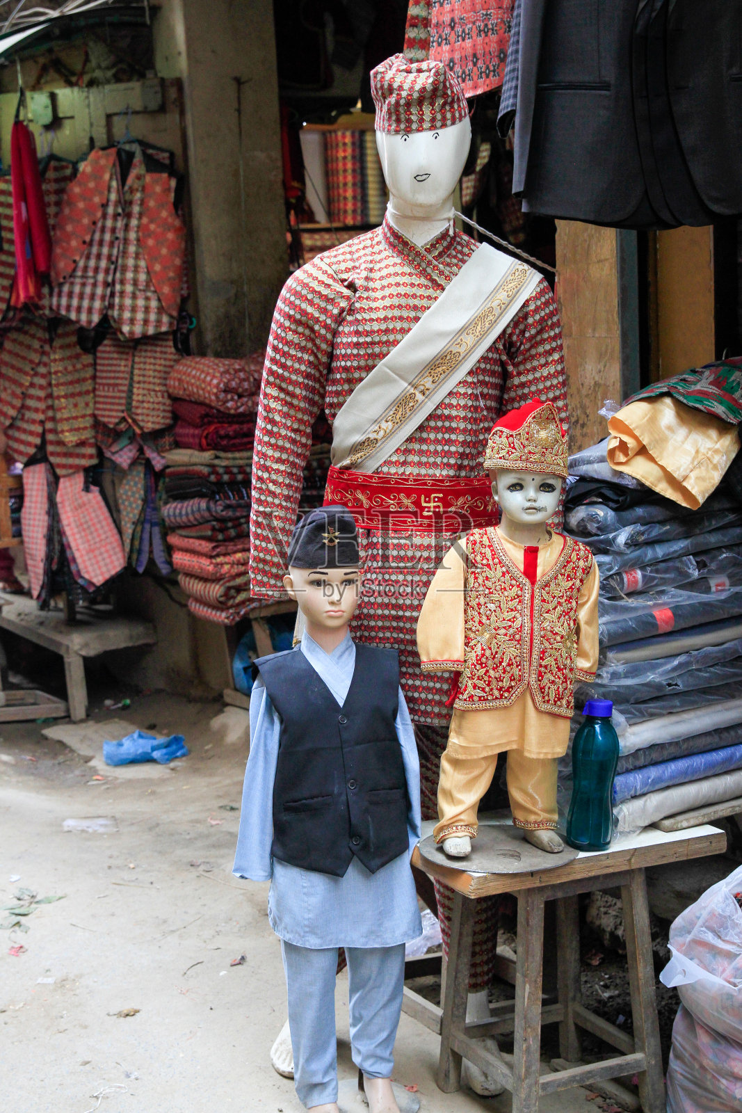 穿着尼泊尔传统服装的人体模特在市场上照片摄影图片