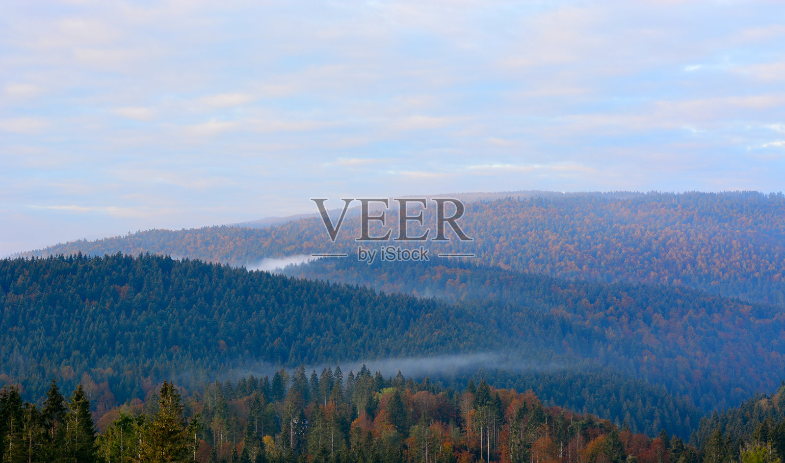 秋天,山间的雾气弥漫照片摄影图片