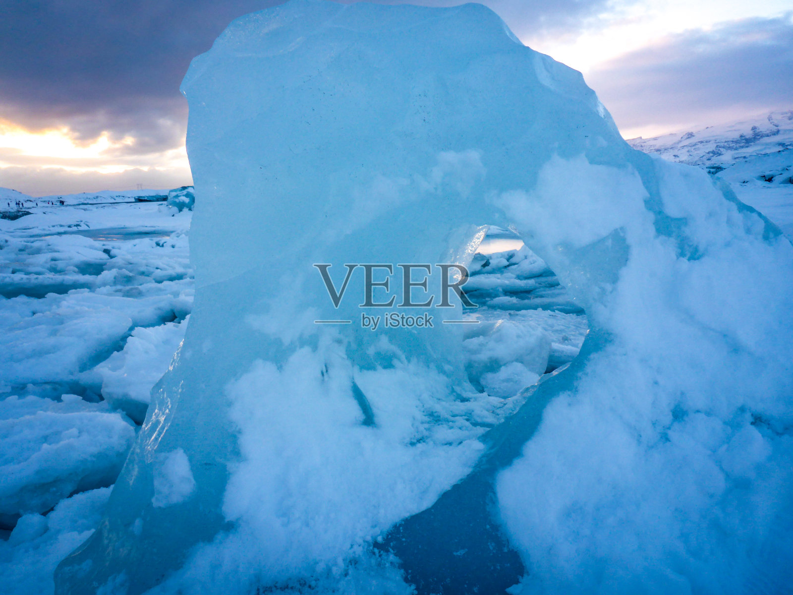 冰川上的冰窗洞照片摄影图片