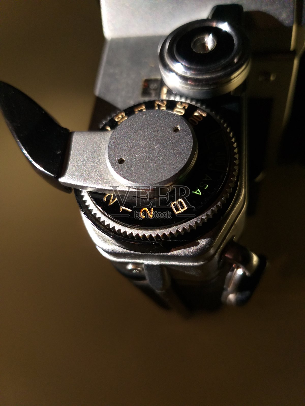 机身位于黄色背景上照片摄影图片