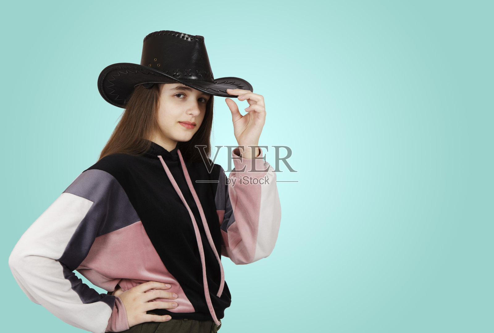 戴帽子的少女在影棚摆姿势照片摄影图片