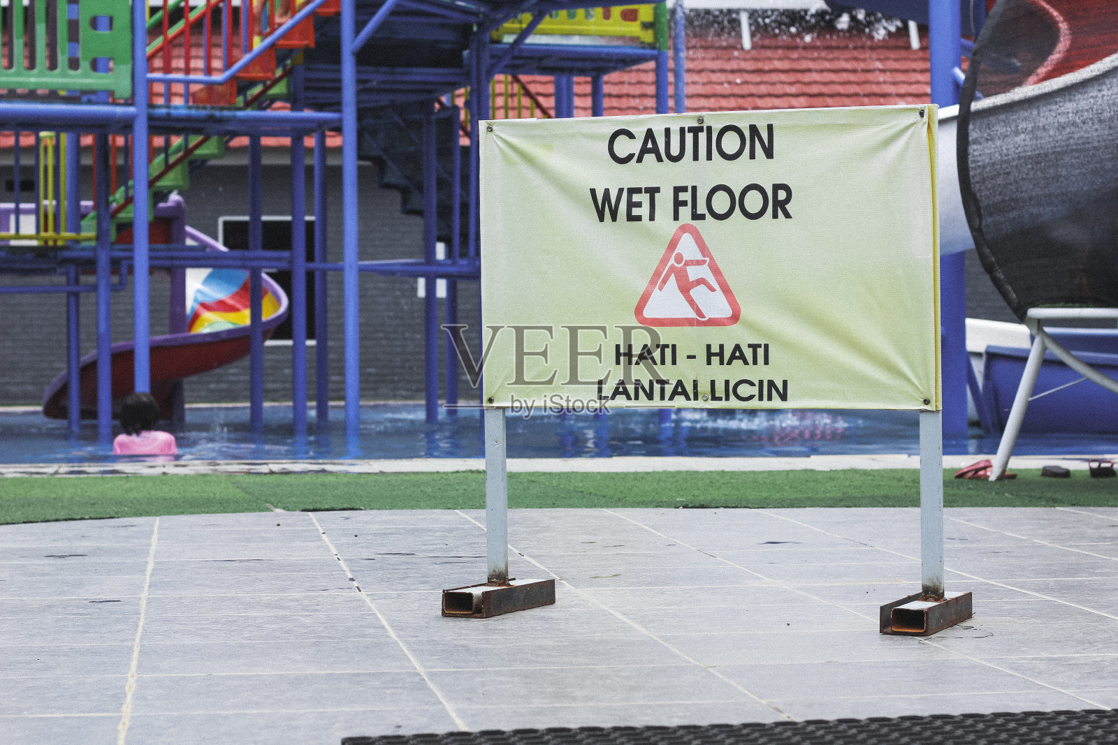 游泳池上的湿地板标志照片摄影图片