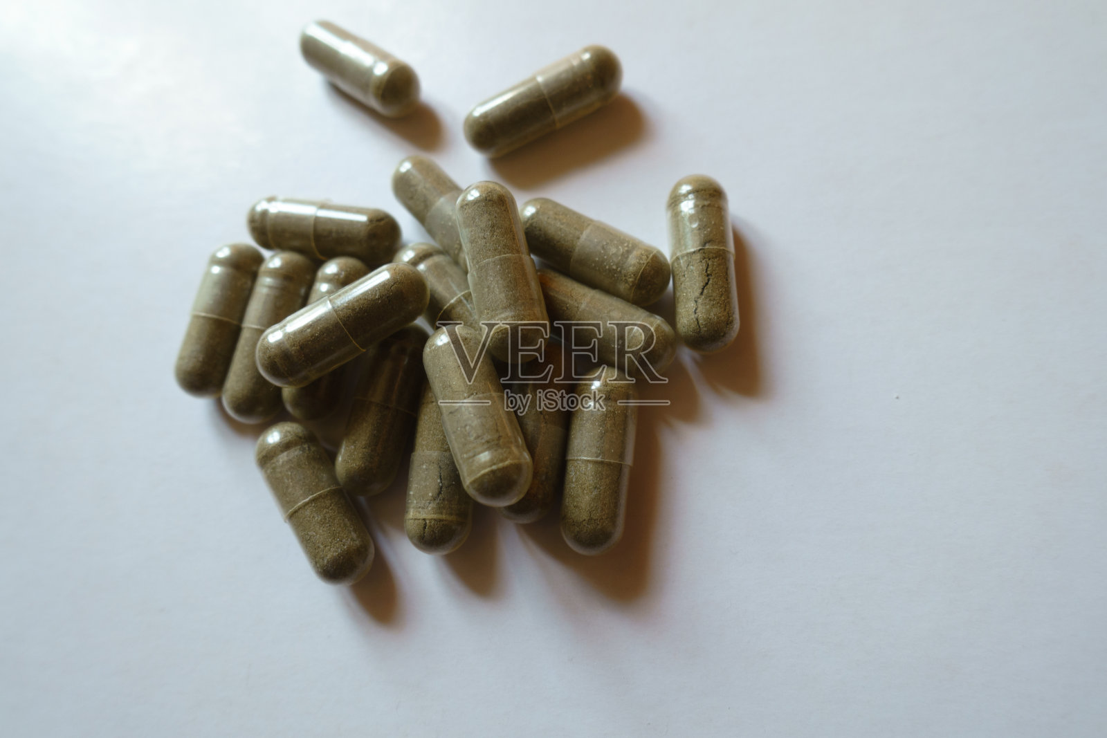 一把绿棕色的甘氨酸铁胶囊照片摄影图片