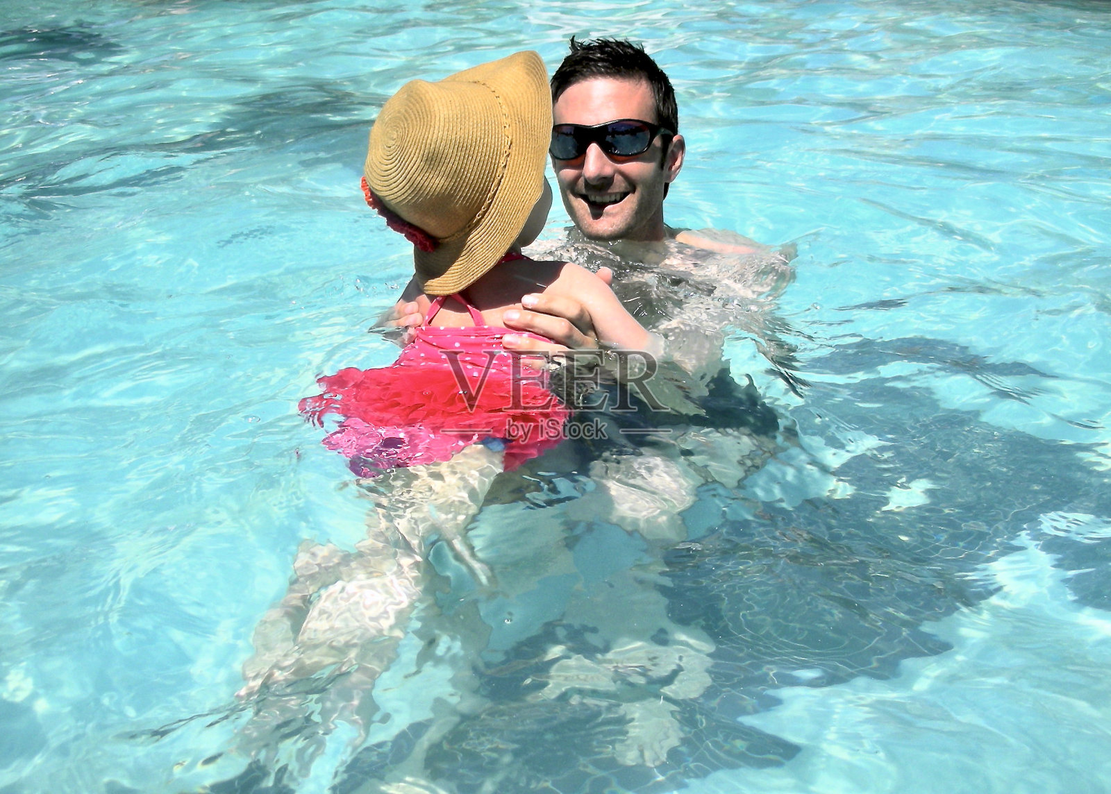 戴着大边帽的小孩喜欢学游泳照片摄影图片