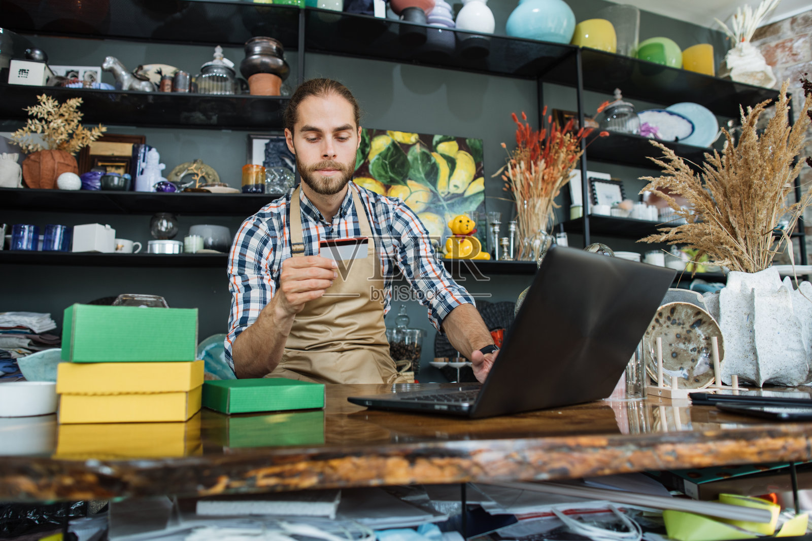 业务员使用笔记本电脑办理注册折扣卡照片摄影图片