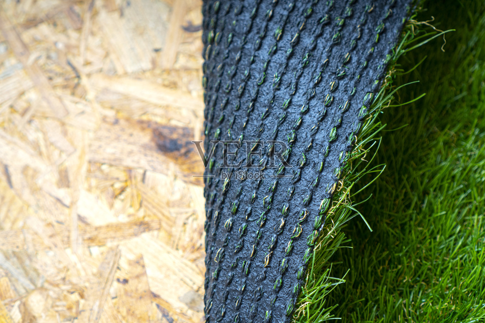 人造草卷在osb地板上。背景与复制空间。照片摄影图片