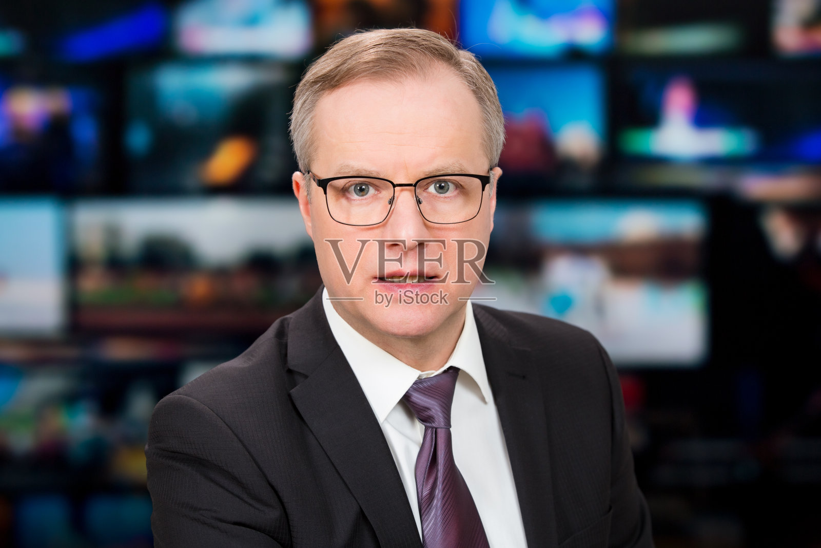 直播突发新闻的主持人照片摄影图片