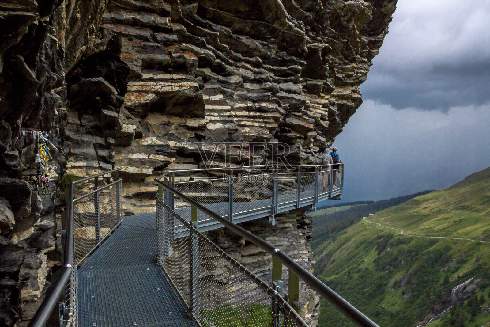 瑞士阿尔卑斯山的一条山路照片摄影图片