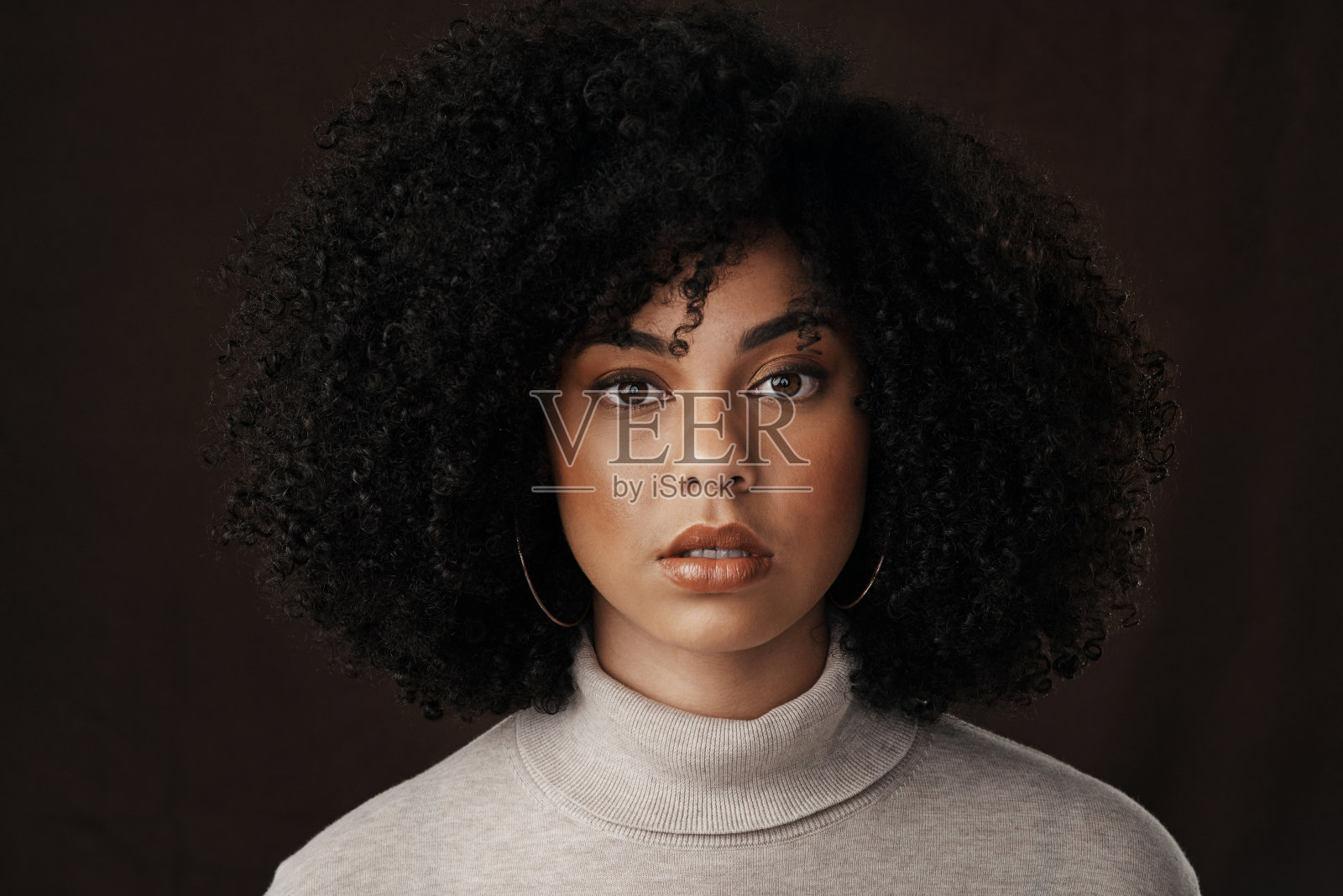 裁剪的肖像,一个迷人的年轻女子摆姿势在工作室在黑暗的背景照片摄影图片