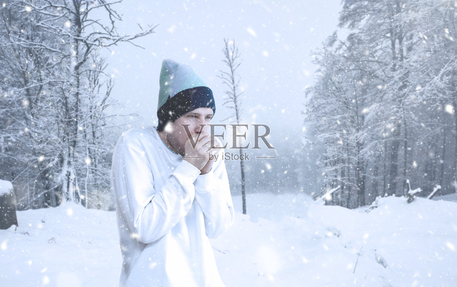 男人们生病了,外面很冷,冬天下雪的天气照片摄影图片