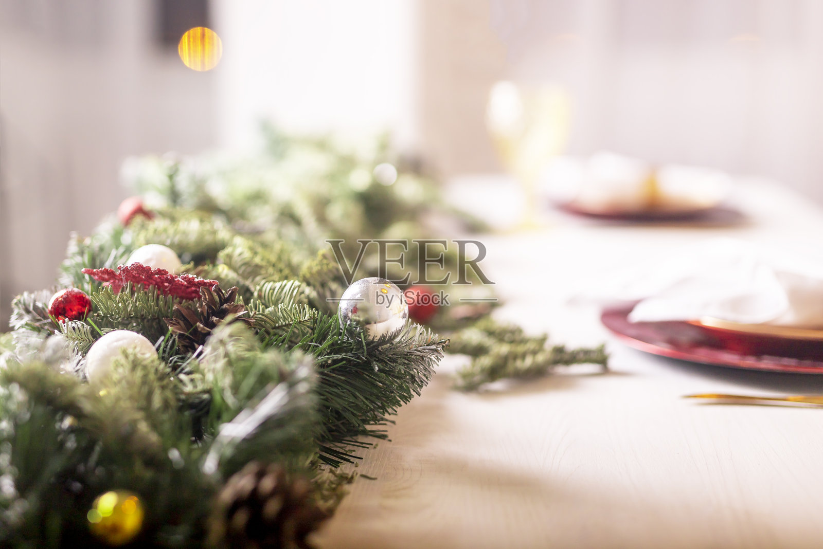 两个人的桌子是庆祝圣诞节和新年的,侧视图照片摄影图片