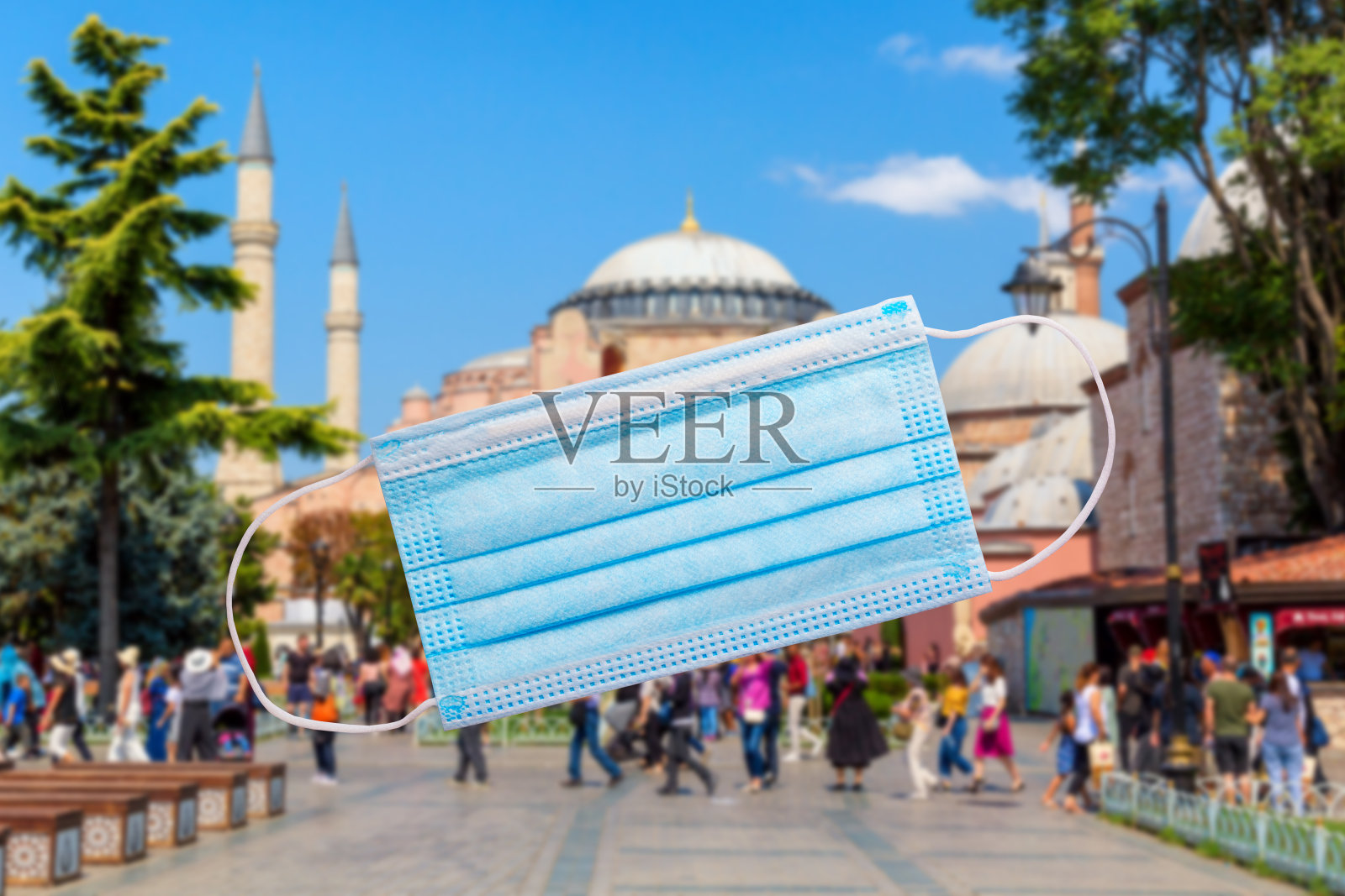 2019冠状病毒病在土耳其。土耳其伊斯坦布尔圣索菲亚清真寺的防护医用口罩照片摄影图片