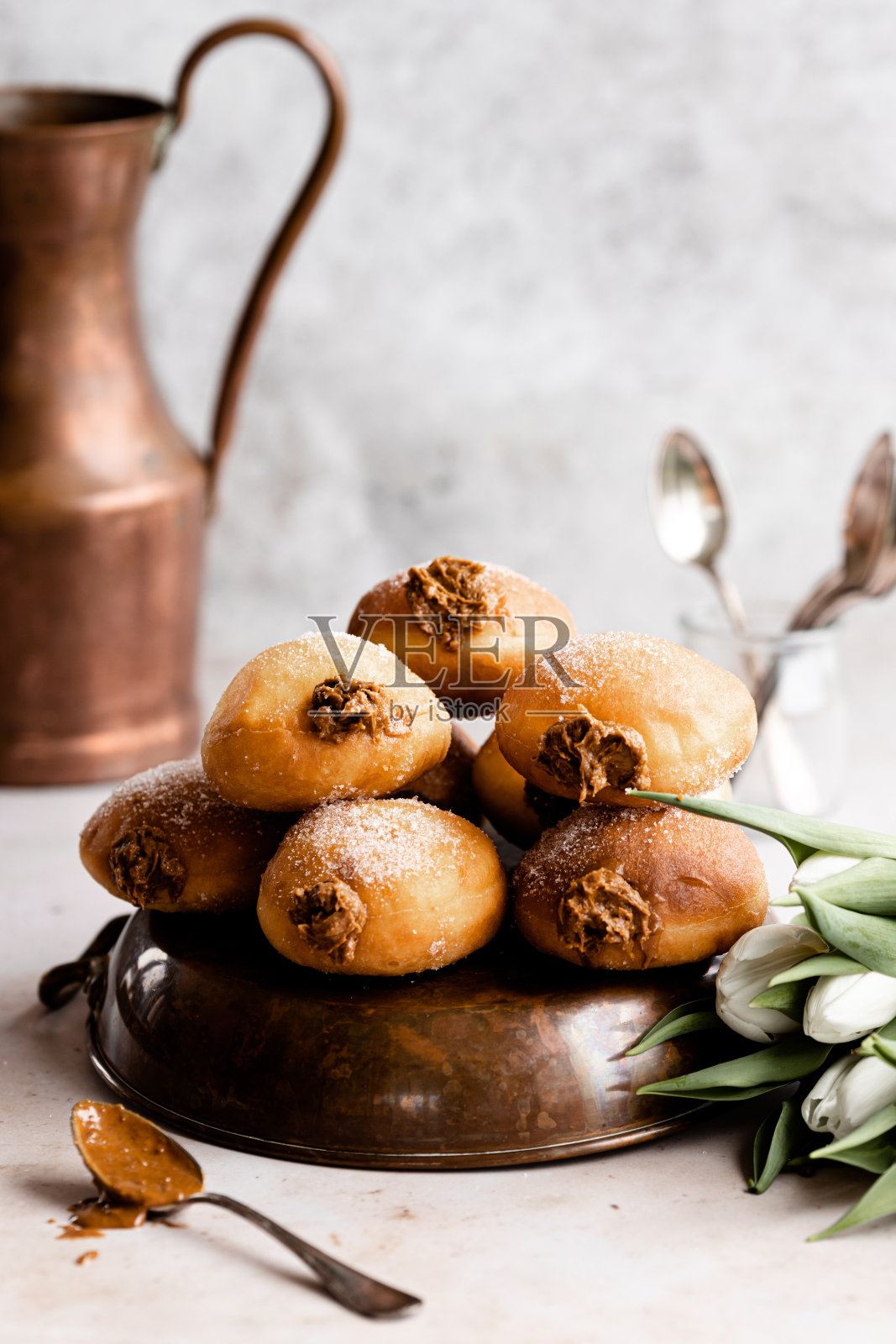 充满巧克力酱的甜甜圈照片摄影图片