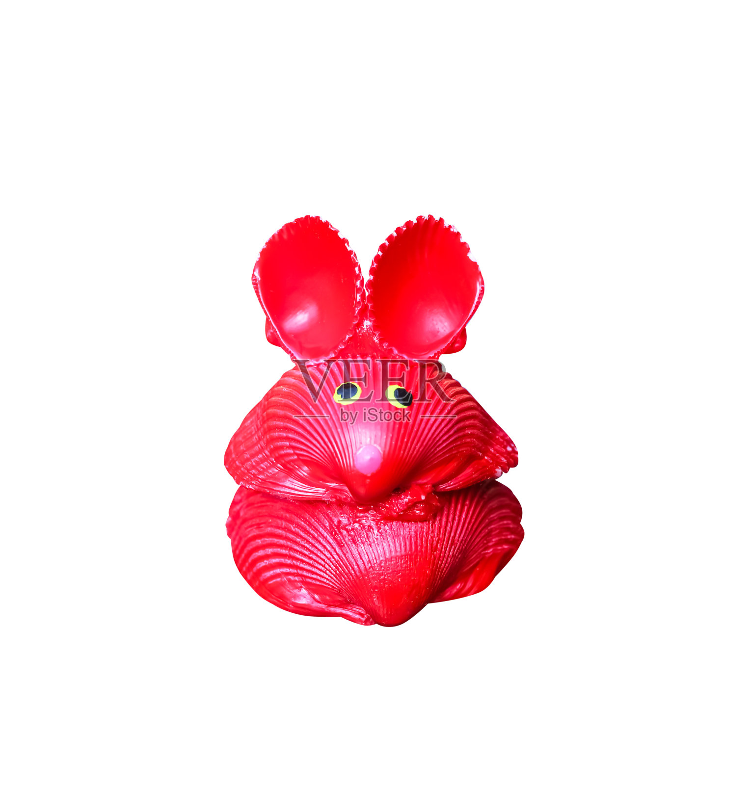 红色的老鼠形状由真实的贝壳制成,装饰孤立在白色背景,剪切路径照片摄影图片