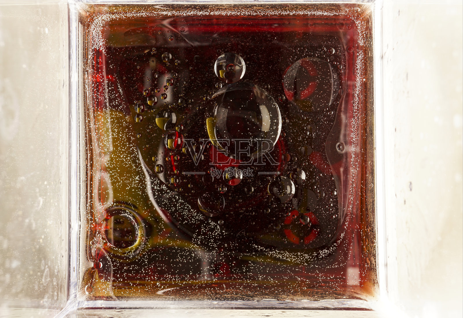 油和水图案随机创建,因为油比水轻,创造彩色的形状和图案照片摄影图片