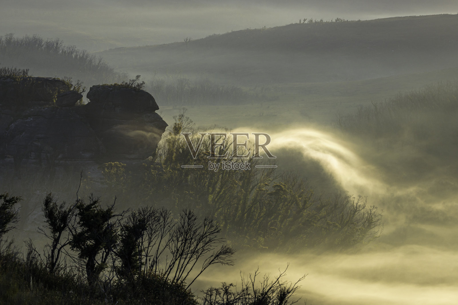 2021年4月,新南威尔士州布达旺斯,黎明时分,岩石轮廓呼吸着薄雾照片摄影图片