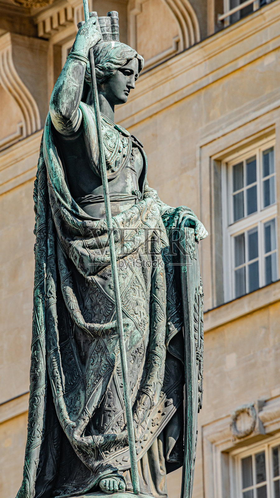 在奥地利市中心弗莱永广场的奥地利喷泉,一个女战士的顶部雕像与盾牌和尖顶,奥地利维也纳照片摄影图片