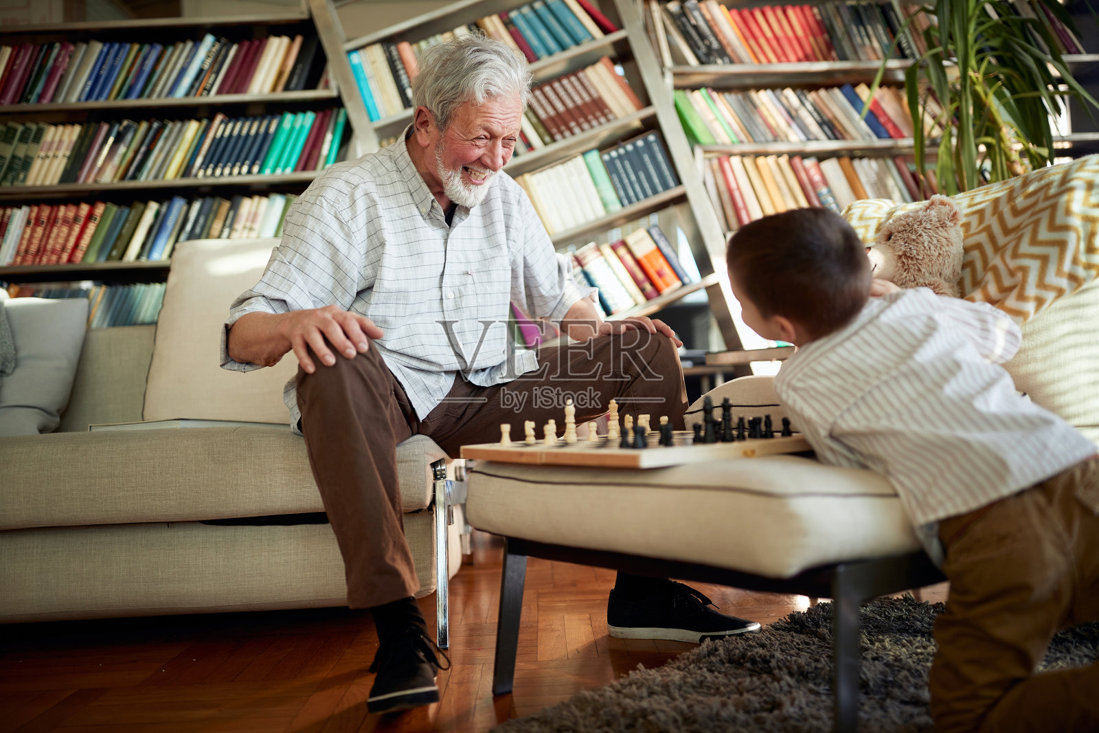 快乐爷爷和孙子一起下棋照片摄影图片