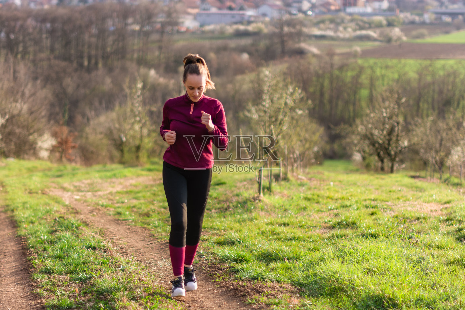 在户外慢跑的年轻运动女性照片摄影图片