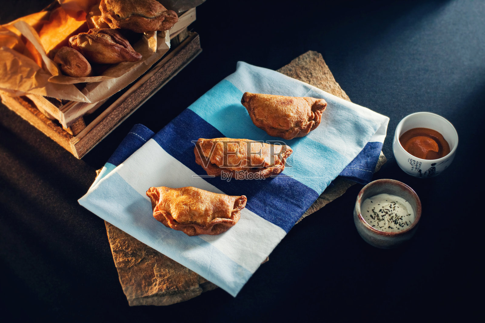 以植物为基础的西班牙街头小吃香脆炸肉馅卷饼配辣椒土豆照片摄影图片