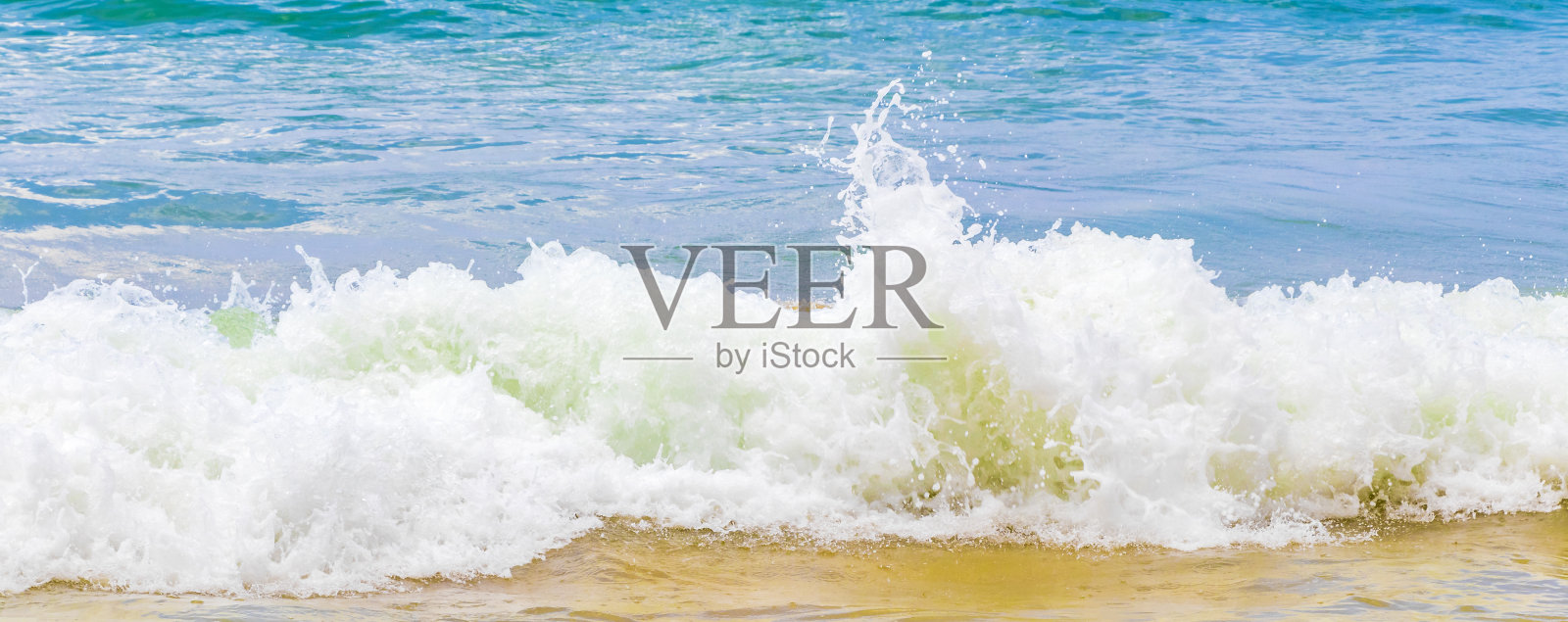 奈敦奈敦海滩一个梦想的海湾与绿松石清澈的水在泰朗普吉岛泰国。照片摄影图片