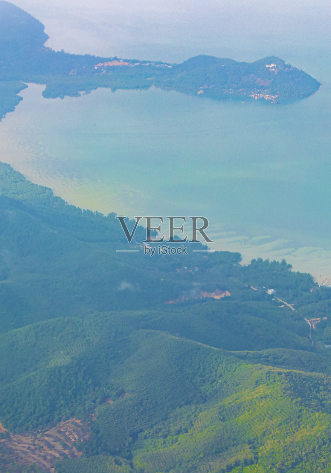 飞越泰国,美丽的岛屿,海岸海滩,绿松石的水和云的全景。照片摄影图片