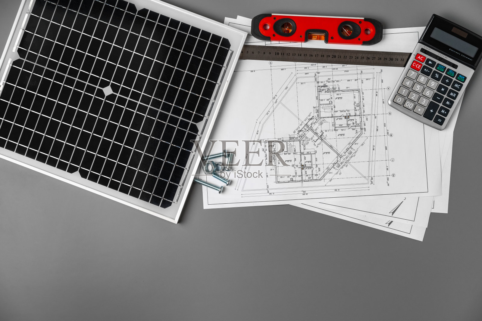 桌子上有建筑蓝图和太阳能电池板照片摄影图片
