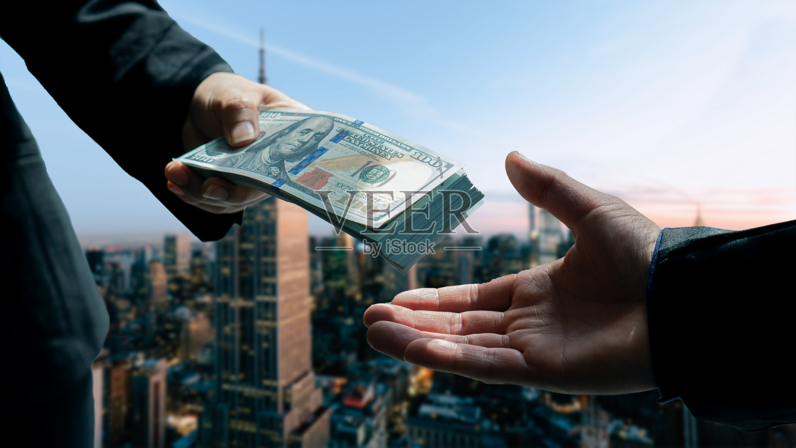 商人用美元支付他的办公室开支和贷款,贷款和金融想法。照片摄影图片