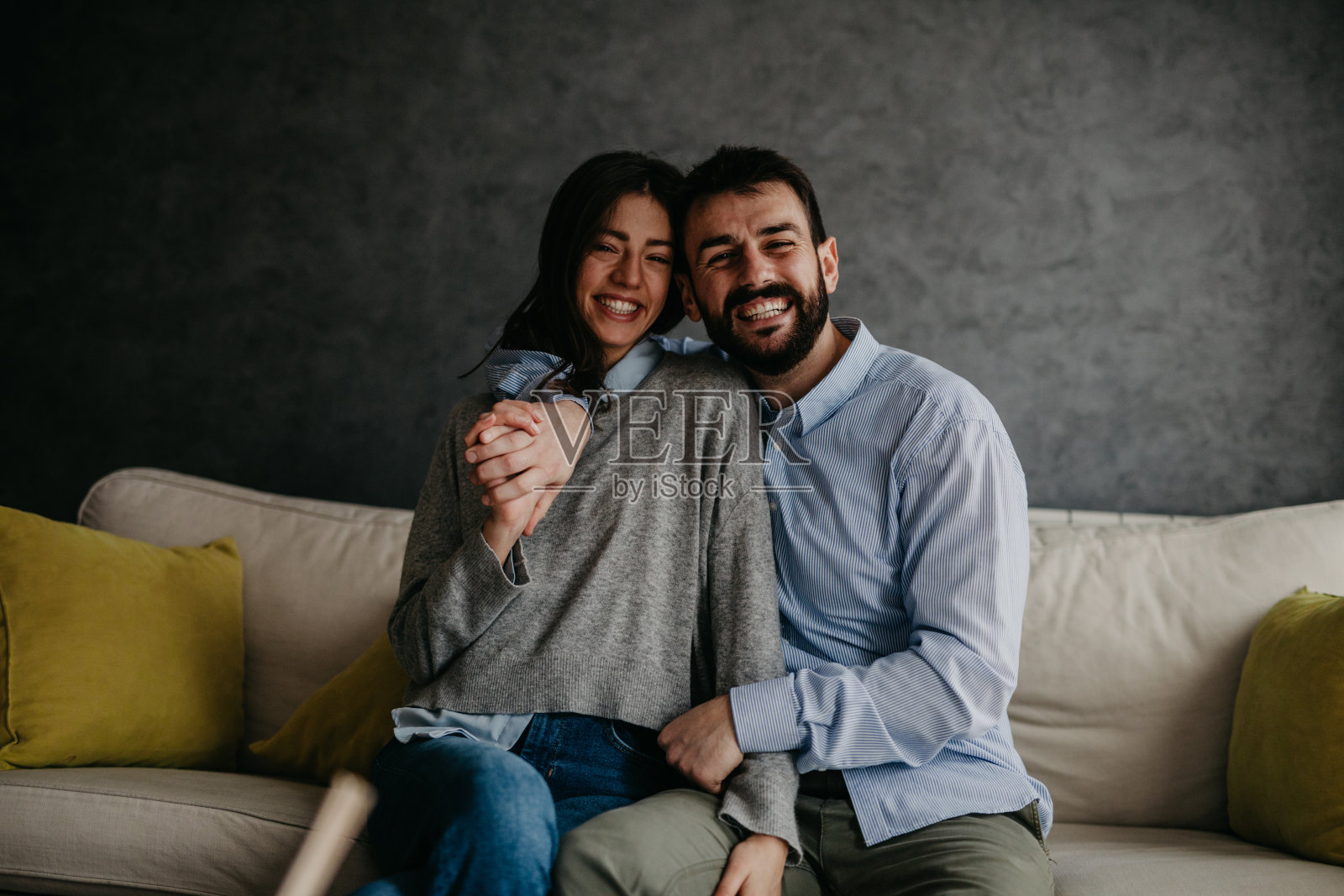 彼此依偎微笑照片摄影图片