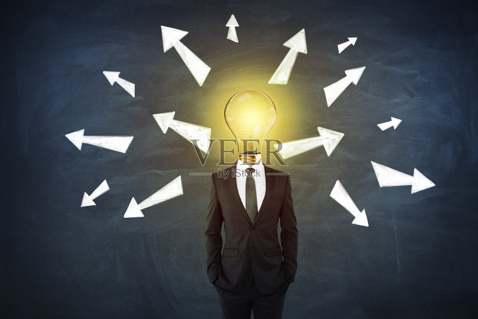 想法和解决方案的概念与商人与发光的灯泡而不是头与白色箭头指向不同方向的黑板背景照片摄影图片