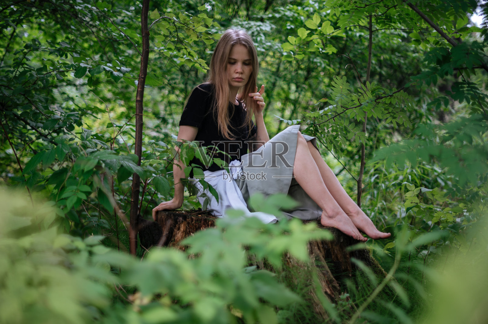 练习冥想和与自然互动。绿色森林中的女孩照片摄影图片