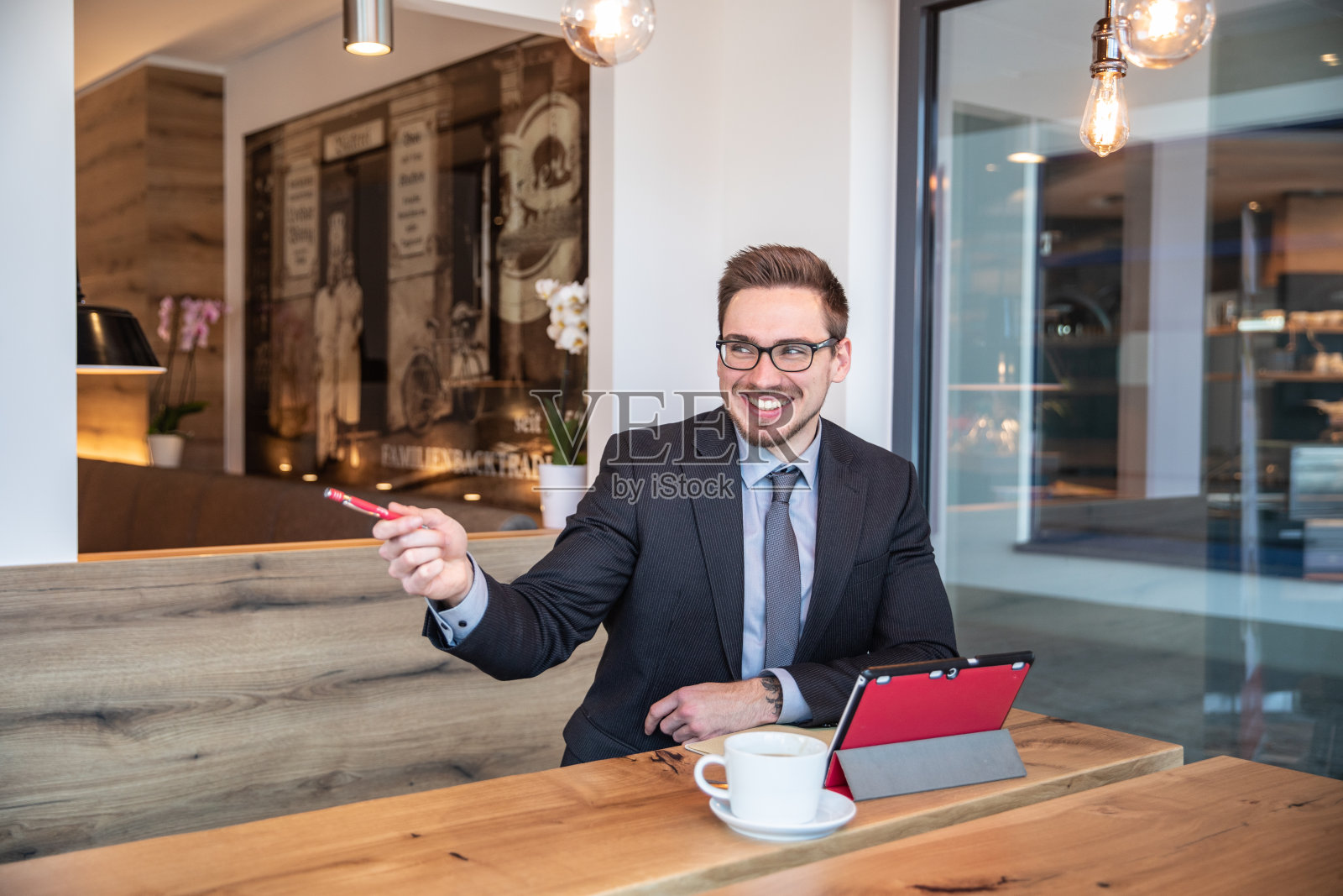 咖啡馆里微笑的年轻商人肖像照片摄影图片