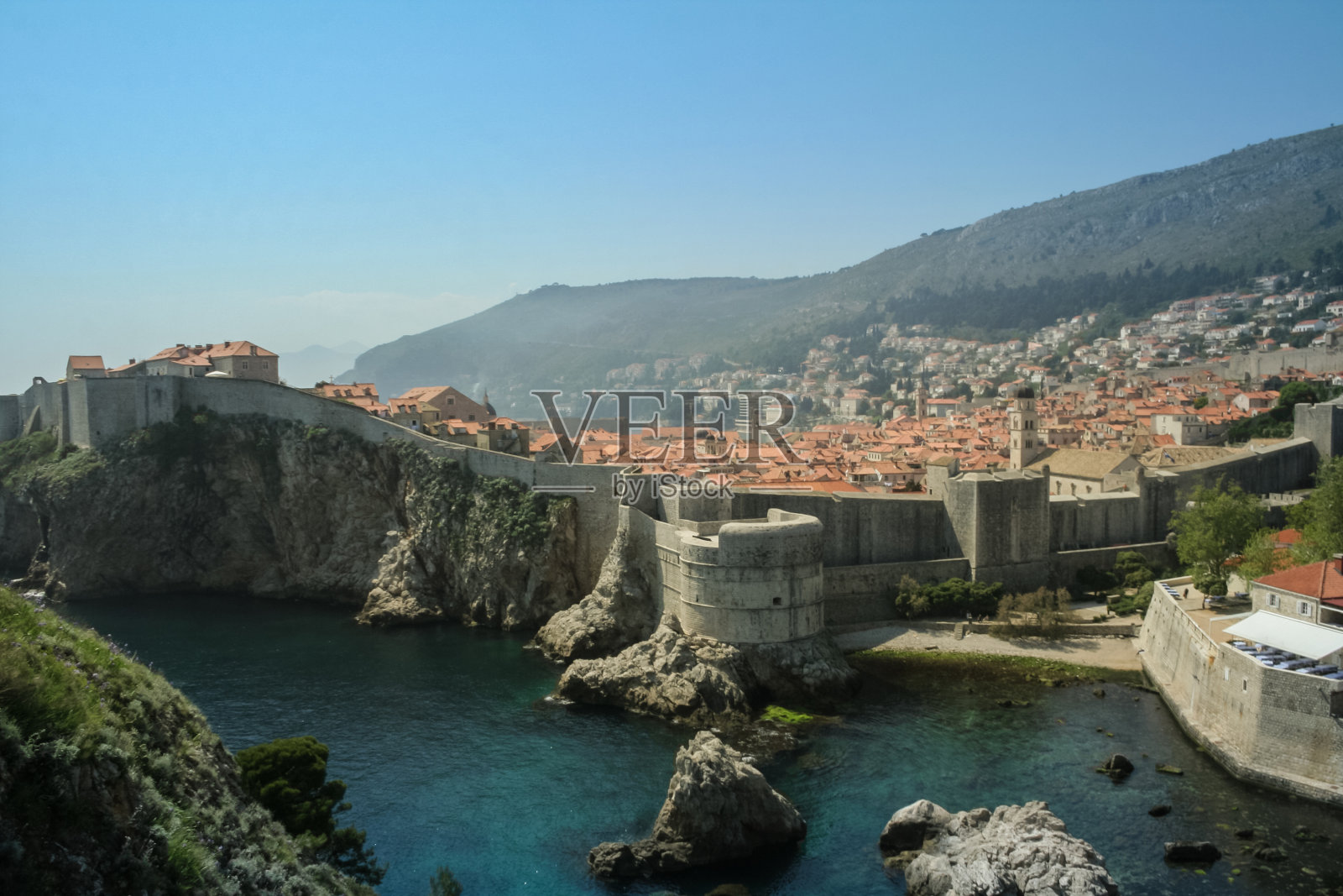 克罗地亚杜布罗夫尼克古城的长城,背景是亚得里亚海。这个地方是克罗地亚的主要旅游热点之一。照片摄影图片