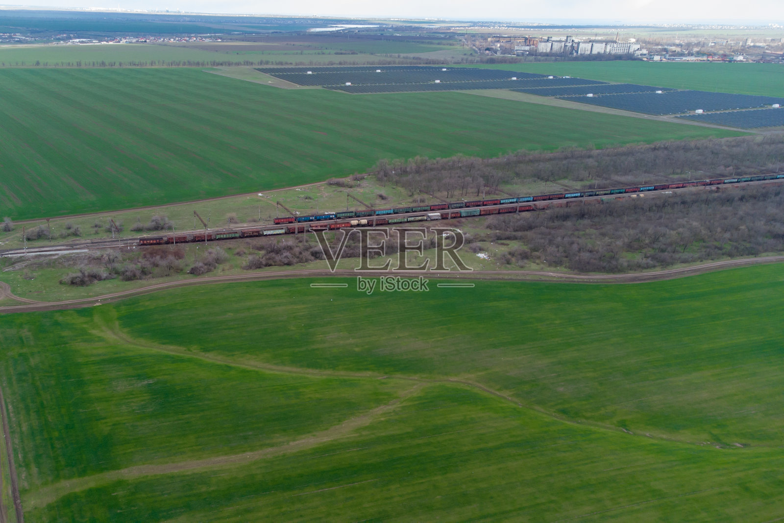 火车站和火车俯视图。来自直升机的照片。照片摄影图片