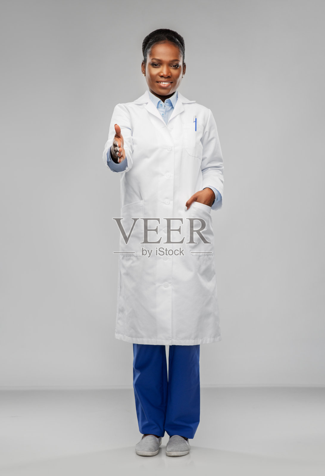 非裔美国女医生竖起大拇指照片摄影图片