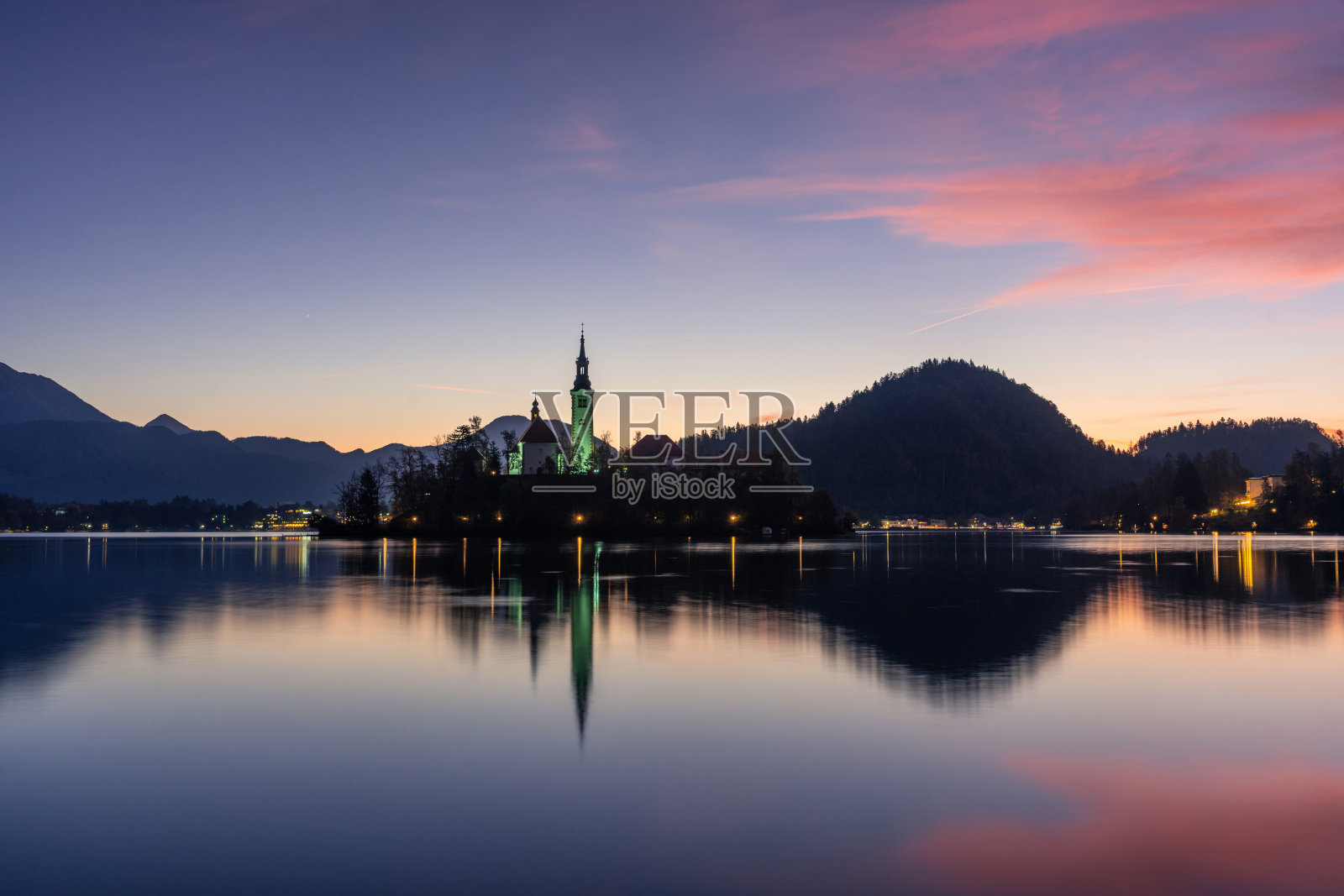 斯洛文尼亚著名的阿尔卑斯湖布莱德(Blejsko jezero)是令人惊叹的秋天风景。美丽的湖,岛屿与教堂,流血城堡,山脉和蓝天与云彩,背景在新鲜的空气照片摄影图片