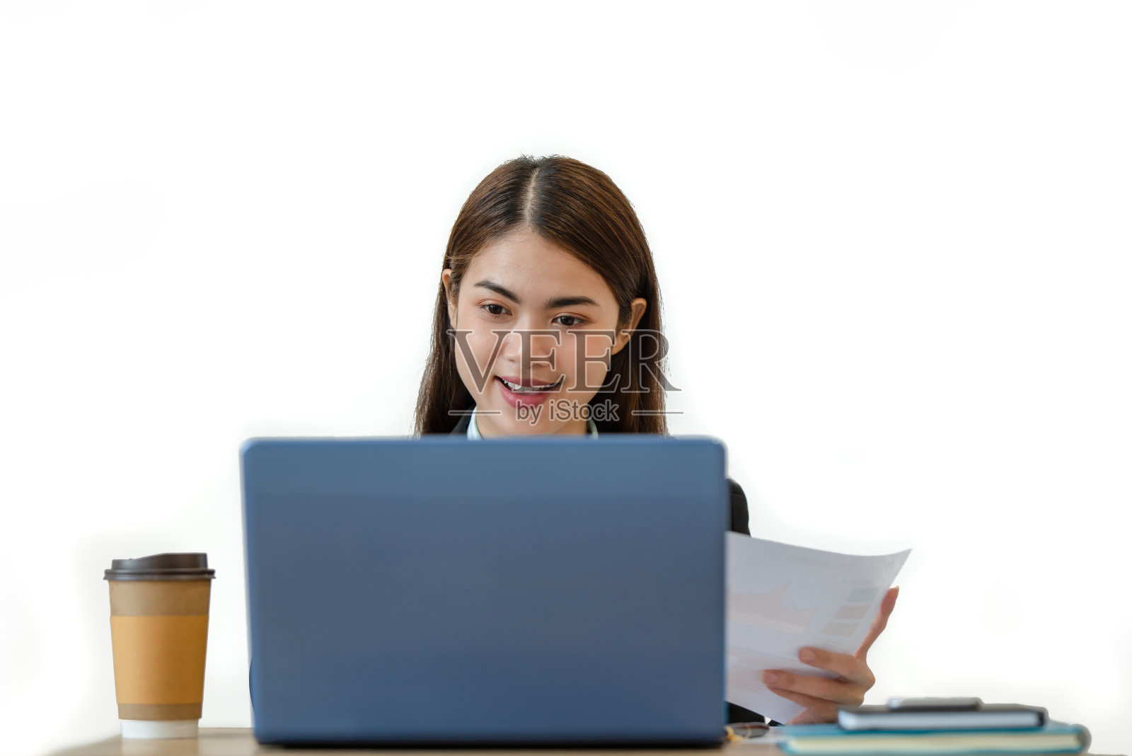 年轻的亚洲女商人在她的家里用笔记本电脑工作,在家工作,商业概念照片摄影图片