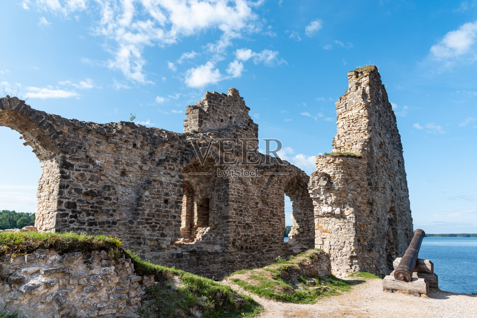 位于河边的城堡废墟照片摄影图片