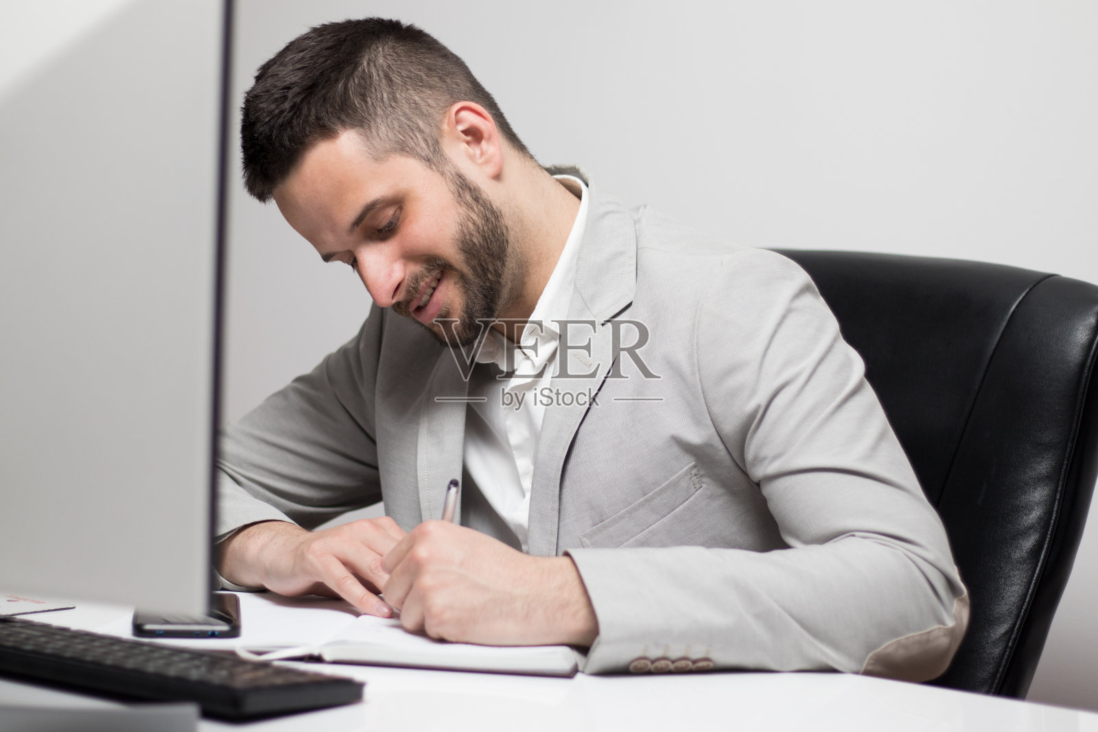 英俊的律师在办公室用电脑工作照片摄影图片