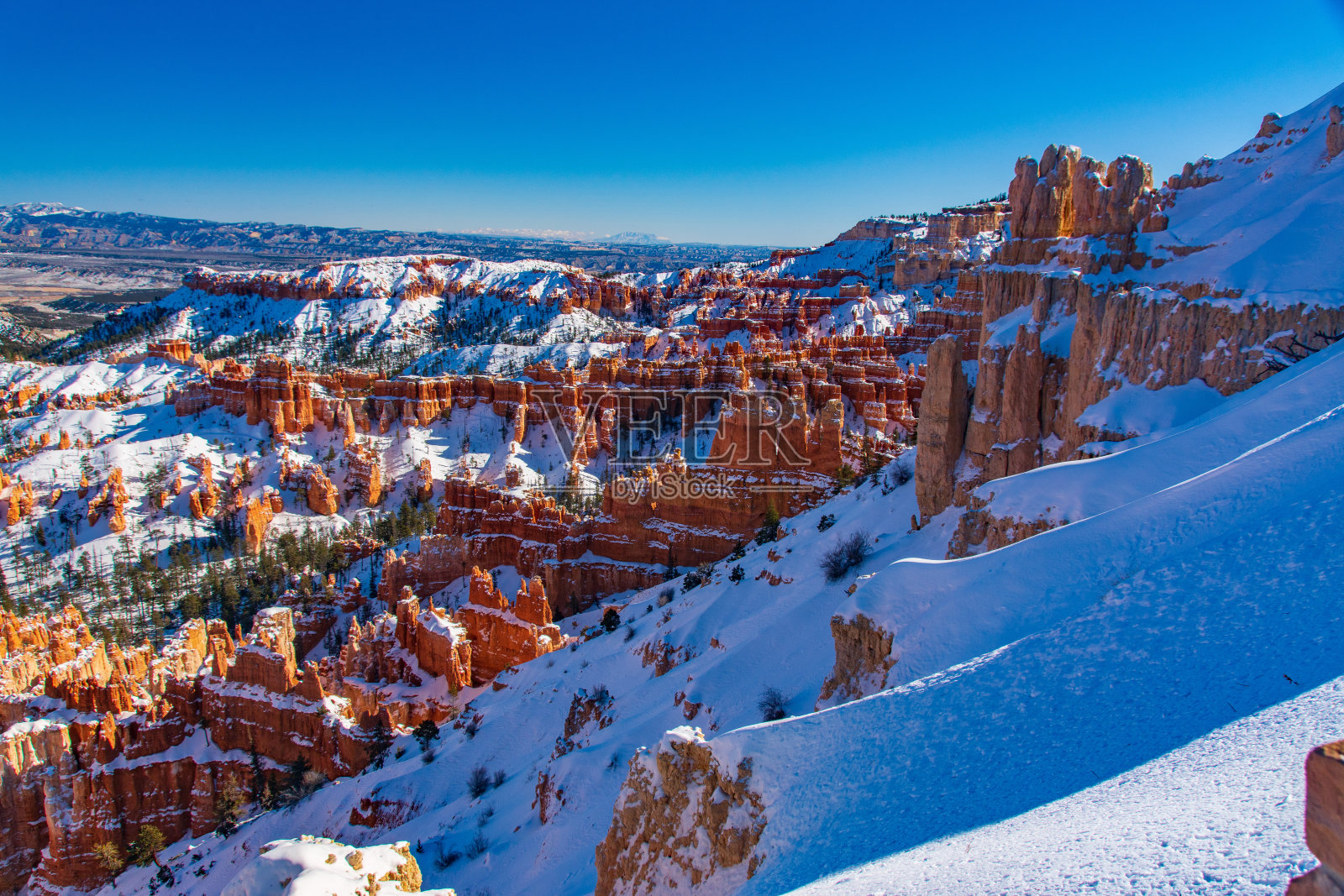 布莱斯峡谷hoodoo的雪照片摄影图片
